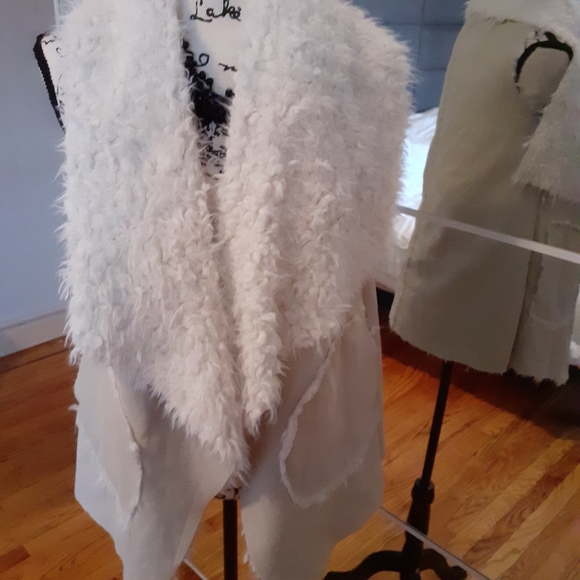 Faux Leather Loose Fit Vest with Faux Shaggy Fur - Picture 4 of 6